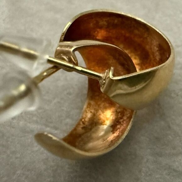 Chunky Gold Tone Huggie Hoop Earrings – Modern & Bold Look - Picture 10 of 17